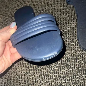 ✨Tkees Serena Navy Sz 7 Sandals✨ thumbnail 12