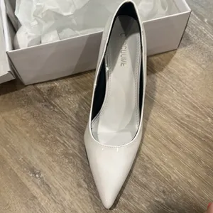 Elegant White High Heel Pumps - size 9 - Lucy style - 4 in thumbnail 2