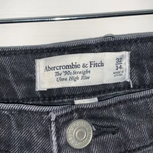 Abercrombie & Fitch Curve Love Distressed 90’s Straight Ultra High Rise Jeans thumbnail 4