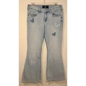 Hollister Low-Rise Light Wash Flare Jeans Y2K Coquette Hearts Size 6/28 EUC!! thumbnail 2