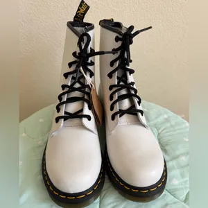 NWT Dr. Martens 1460 White Lace-Up Boots Womens size 9 thumbnail 9