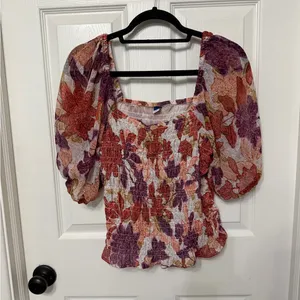 OLD NAVY‎ fitted puff sleeve smocked top size large in autumn leaves floral thumbnail 2