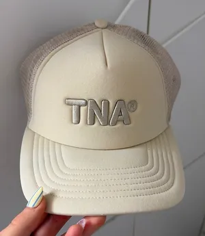 Aritzia hat TNA thumbnail 1
