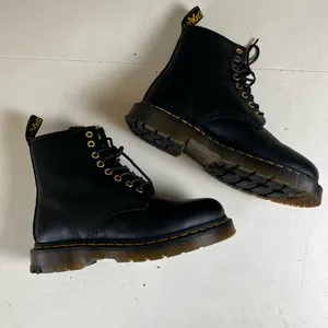 DR. MARTENS- 1460 Women’s Smooth Leather Lace Up Boots Black Punk Grunge Goth thumbnail 3