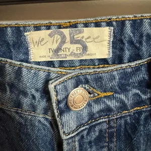 We the Free Women's wide leg boyfriend Distressed jeans size 25 button up‎ thumbnail 2