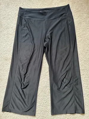 Ladies Energy Zone Gaucho Athletic Pants – Size Medium (8-10) | High-Waist Black Workout Capris thumbnail 1