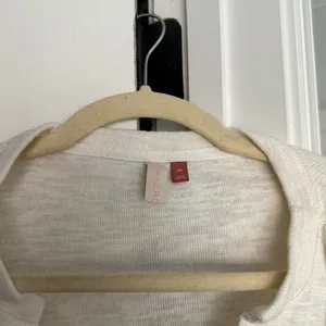 Pilcro Cozy Popover‎ top Anthropologie ivory ruffle v neck blouse thumbnail 4