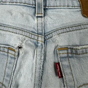 Levi's Wedgie Straight Light Wash Distressed Jeans Cotton Blend Size 24 thumbnail 4