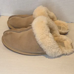 UGG Women's Scuffette Cozy Tan Slippers thumbnail 3