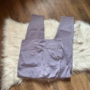GOOD AMERICAN Shine Seamless Leggings In Dusty Violet thumbnail 6