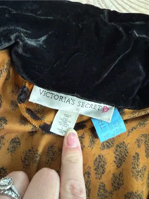 Vintage Victoria's Secret Leopard Print Robe - few small holes in pics size L thumbnail 2