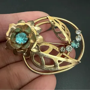 Vintage Unsigned Gold-tone Light Blue Rhinestone Flower Floral Spray Brooch 10g. thumbnail 8