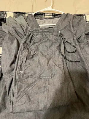 Koi scrubs Gray thumbnail 2