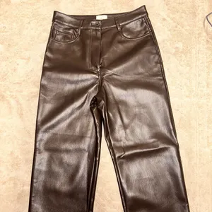 Aritzia The Melina Cropped Pant mocha brown. NWOT never been worn! thumbnail 4
