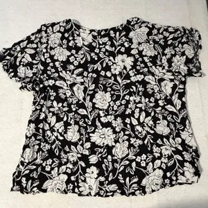 Croft & Barrow Womens 3X Black White Floral Rayon Button Front Short Sleeve Top thumbnail 5