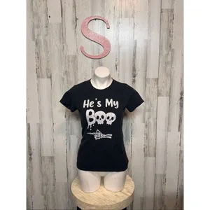 He’s My Boo Halloween Graphic Tee – Skeleton Pointing Shirt – Port & Company Rin thumbnail 6