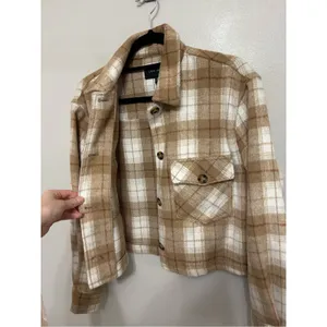 NEW Fall Plaid Cropped Button Down Shacket in Ivory/Tan Clay - Size M thumbnail 3