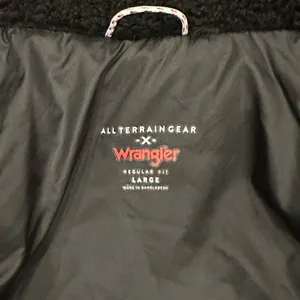 Wrangler All Terrain gear fleece Sherpa vest. Size Large thumbnail 7