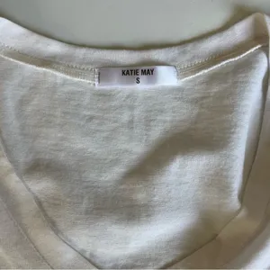 Katie May White About Live Graphic T-Shirt thumbnail 4