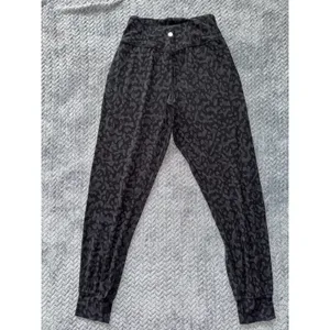 Lululemon Women's Aligh High Rise Jog Stretch‎ pants Color Black Gray Size 6 thumbnail 4