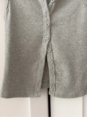 Edikted Gray Ribbed Button-Front Sleeveless Tank thumbnail 3