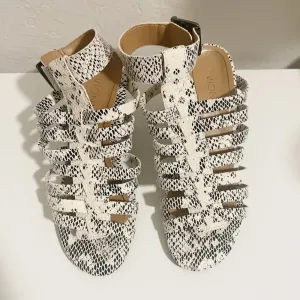 VIONIC Sami Snakeskin Heels in Black and White‎ size 5 thumbnail 3