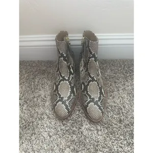 NWT TALBOTS VIA CHAINLINK DETAIL ANKLE BOOTS Size 8.5- EMBOSSED LEATHER thumbnail 2