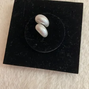 Tiny Pearl hoops White thumbnail 3