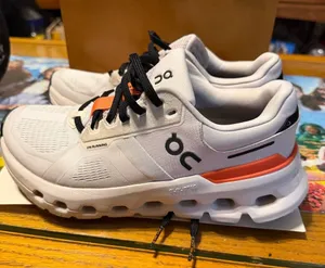 Woman’s Cloud runner White Size 7 thumbnail 1