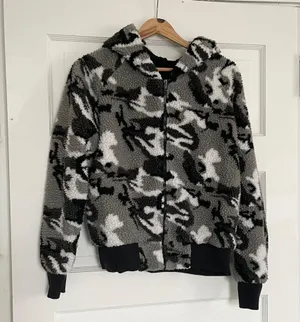 Strut this Black Camo Sherpa Abby Jacket thumbnail 2