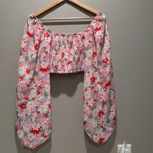 Ruby‎ Sees Pink Floral After School Long Sleeve Crop Top Size US 2 thumbnail 4