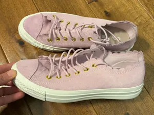 Converse Chuck Taylor’s Pink Scalloped Women's Sneakers size 7.5 thumbnail 1