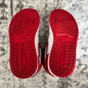 Nike Air Jordan 1 Retro High Heritage thumbnail 5