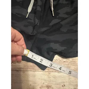Vuori Clementine 2.5" Shorts Women's Size Large Black Gray Camo Running Active thumbnail 5