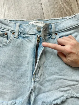 Abercrombie & Fitch The Mom Short Mid Rise Light Wash Distressed Size 27 thumbnail 5