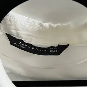 Zara White Button Down Collar Breast Pockets Lightweight Perfect Condition XS thumbnail 3