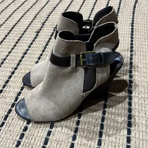 Franco Sarto‎ Buckle Peep Toe Stacked Suede Heeled Booties Size 8.5 A16 thumbnail 3