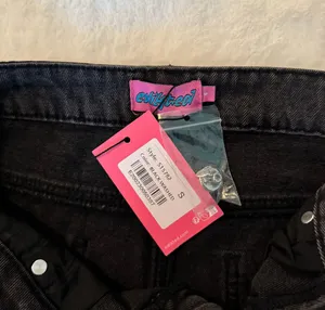 Edikted Petite Raelynn Washed Low Rise Jeans thumbnail 4
