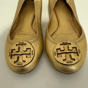 Tory Burch Reva Gold Metallic Ballet Flats Grained Leather Logo Size 7 Y2K thumbnail 4