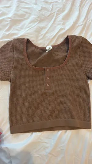 Brown top colsie Size M thumbnail 3