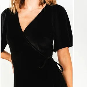 Baltic Born NWOT Katelyn Velvet Maxi‎ Dress Black Wrap Flutter Sleeve Gown XS thumbnail 5