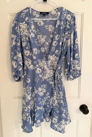 Lulus Blue‎ White Floral Wrap Dress Medium 3/4 Sleeve Ruffle Hem thumbnail 1