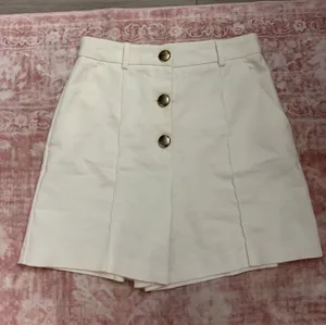 ZARA Pleated Shorts High-Waisted thumbnail 1