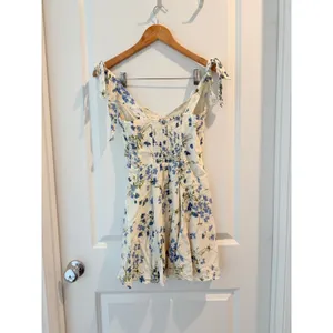 Reformation Niara Mini Dress in Clarita Blue Floral Size 4 Spring Summer Fall thumbnail 4