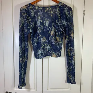 We The Free People Blue Floral Sheer Crop Top Long‎ Sleeve Medium Dark Romantic thumbnail 8