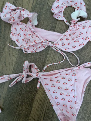 Bikinis Frankies Strawberry Bikini thumbnail 3