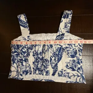 Abercrombie & Fitch Blue Floral Linen Blend Smocked Crop Top Womens Small Toile thumbnail 3