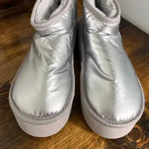 Steve Madden‎ Silver Metallic Puffer Boot Size 9/10 thumbnail 3