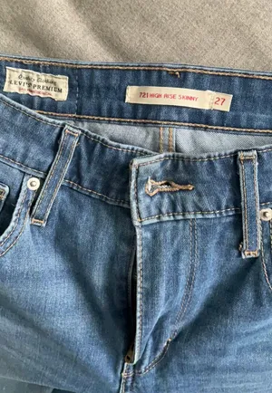 Levi's 721 High-Rise Skinny Jeans thumbnail 2