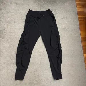Athleta Altitude Ruched Jogger Pants Black Women’s thumbnail 2